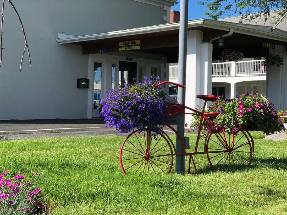 Hyannis Inn 3*